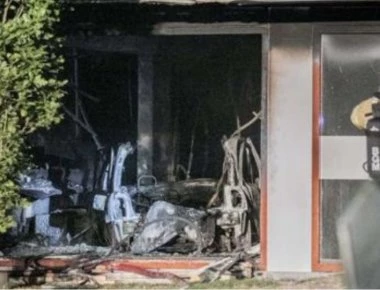 Ολλανδία: Φόρτωσε φιάλες αερίου στο αμάξι του και έπεσε με αυτό στο δημαρχείο της πόλης Μπέμελ
